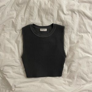 ARITIZIA BABATON Sculpt Knit Muscle Cropped
Tank in a Size SMALL